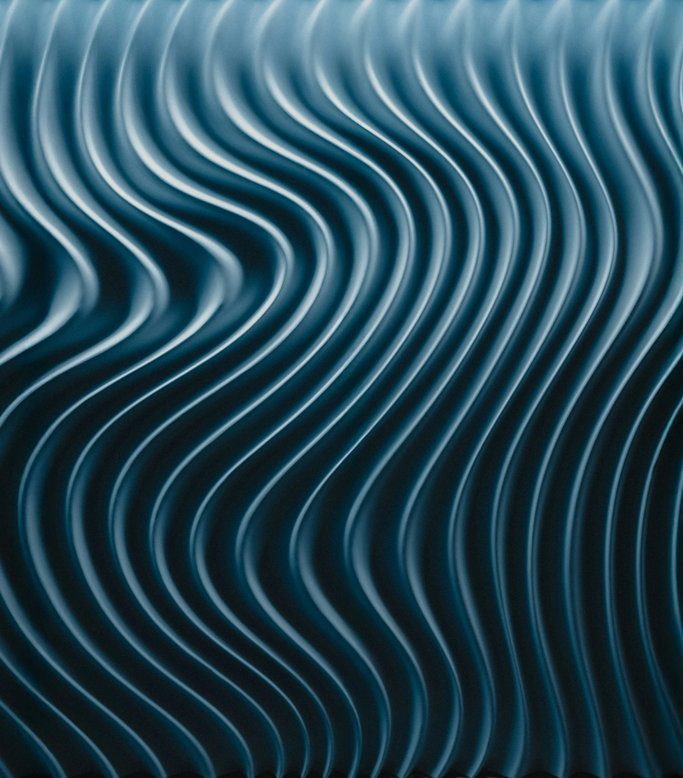 Surface métallique avec des lignes ondulées bleues et argentées